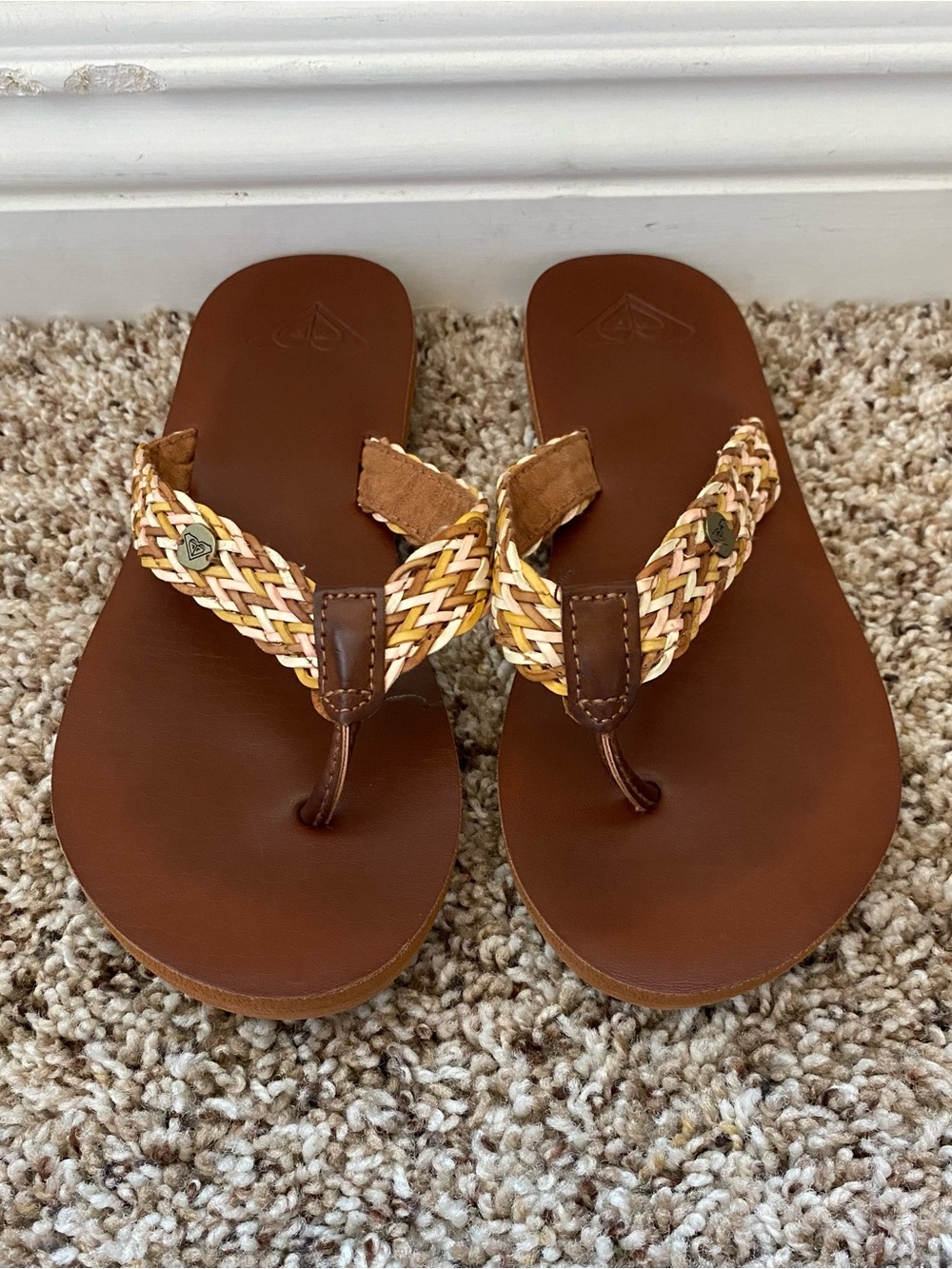 Roxy Kidโs Braided Brown Leather Toe-Post Sandals Size 2